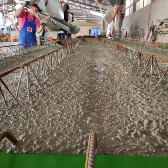 Bild enthält, Glove, Adult, Male, Man, Person, Floor, Hat, Shoe, Handrail, Flooring