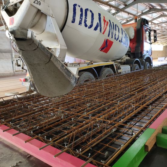 Bild enthält, Wood, Plywood, Construction, Factory, Airplane, Weapon