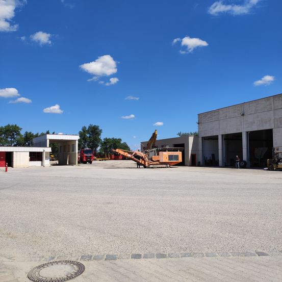 Bild enthält, Airport, Airfield, Person, Road, Tarmac, Shoe, Floor, Car