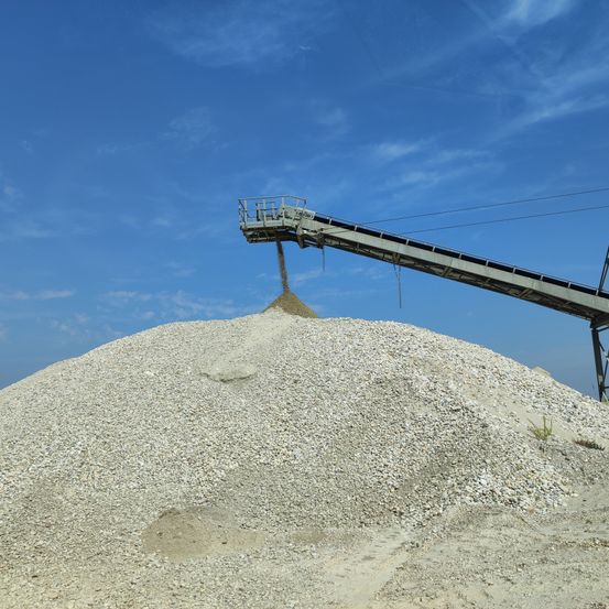Bild enthält, Field, Grassland, Nature, Outdoors, Gravel, Road, Rubble, Bird, Mound, Bridge