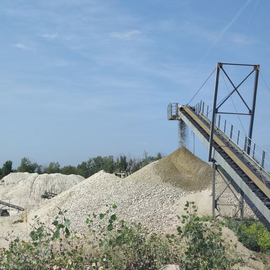 Bild enthält, Road, Arch, Field, Grassland, Outdoors, Rubble, Bridge, Gravel