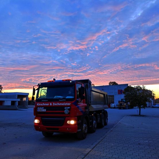 Bild enthält, Transportation, Truck, Vehicle, Car, Person, 18-wheeler Truck