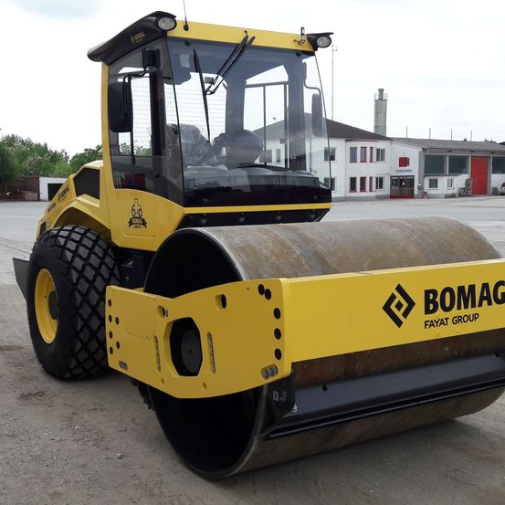 Bild enthält, Car, Machine, Wheel, Bulldozer, Road, Person