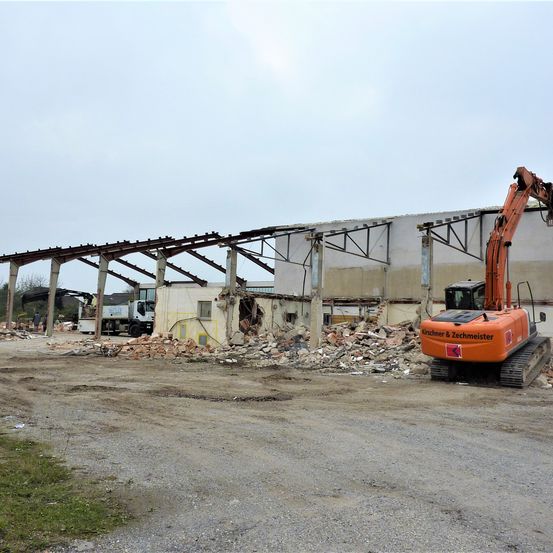 Bild enthält, Demolition, Person, Transportation, Truck, Vehicle, Bulldozer, Machine