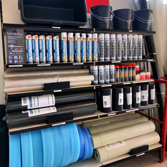 Bild enthält, Shelf, Furniture, Book, Indoors, Library, Publication, Box, Bookcase