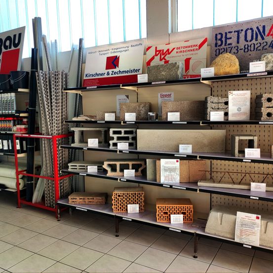 Bild enthält, Shelf, Indoors, Interior Design, Bread, Shop, Monitor, Market, Warehouse, Box, Supermarket