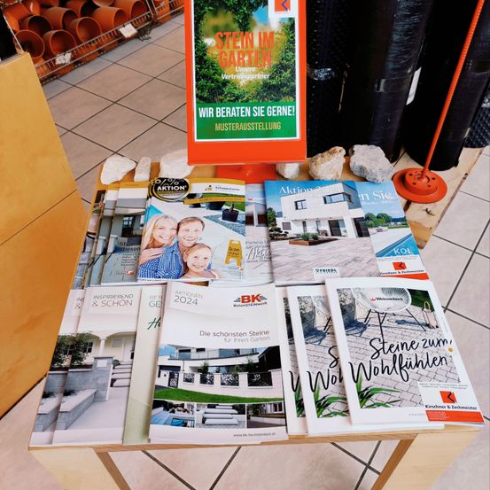 Bild enthält, Advertisement, Furniture, Table, Publication, Poster, Book, Person, Floor, Tabletop, Shop