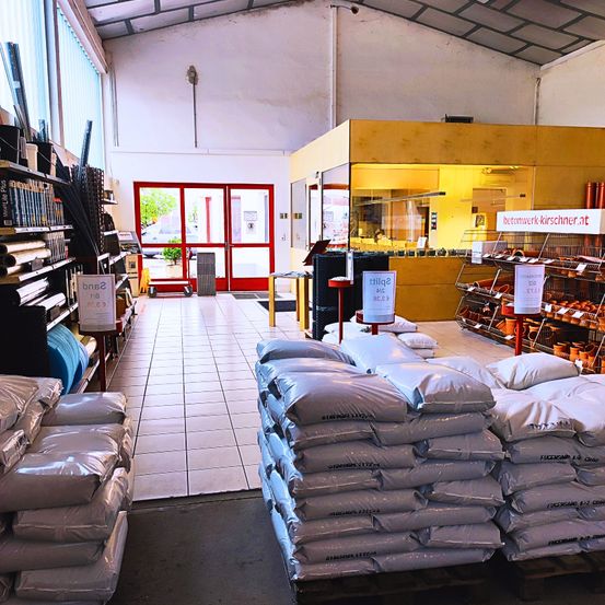 Bild enthält, Warehouse, Plant, Couch, Shop, Indoors, Lamp, Car, Market, Desk