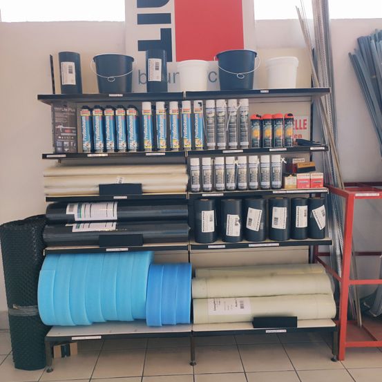 Bild enthält, Shelf, Indoors, Library, Furniture, Shop, Floor, Tape, Interior Design, Bookcase, Living Room