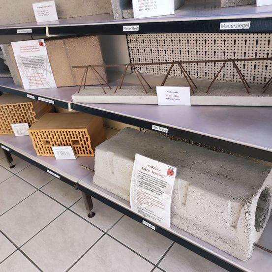 Bild enthält, Shelf, Floor, Box, Text, Shop, Pen