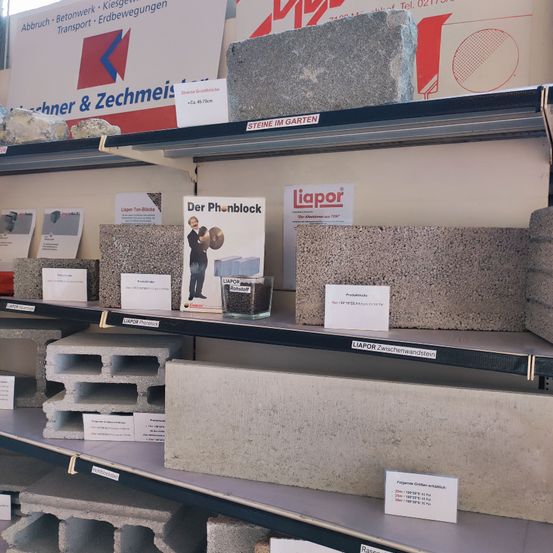 Bild enthält, Advertisement, Shelf, Person, Poster, Shop, Indoors, Interior Design, Bread, Library