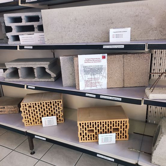 Bild enthält, Shelf, Person, Indoors, Interior Design, Shop, Floor, Furniture