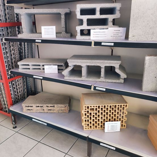 Bild enthält, Shelf, Person, Indoors, Interior Design, Furniture, Box