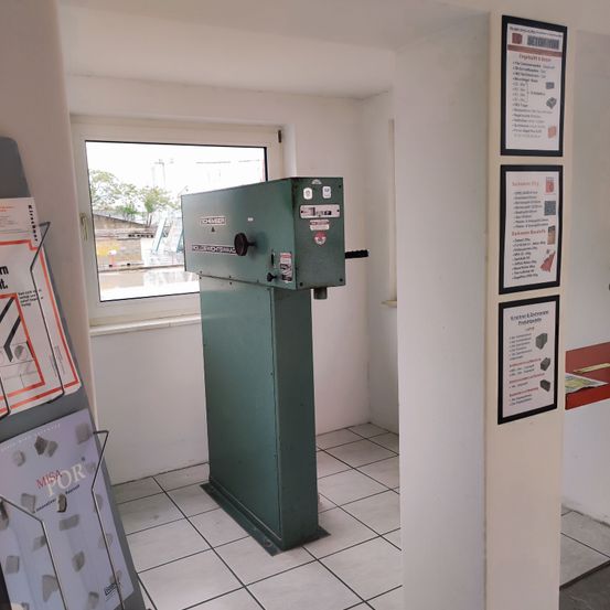 Bild enthält, Floor, Flooring, Mailbox, Crowd, Person