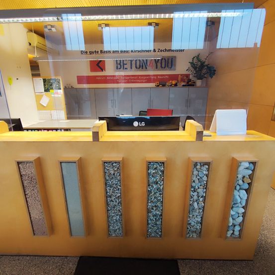 Bild enthält, Furniture, Table, Reception, Desk, Plant, Indoors, Shop, Rug, Market, Interior Design