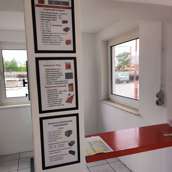 Bild enthält, Floor, Flooring, Advertisement, Poster, Car, Wheel, Window