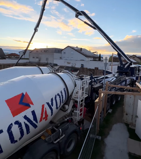 Bild enthält, Construction, Construction Crane, Head, Person, Face, Outdoors, Wheel, Vehicle