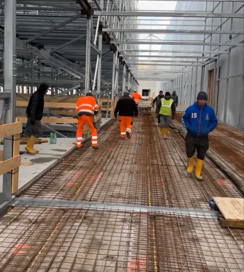 Bild enthält, Person, Worker, Adult, Male, Man, Shoe