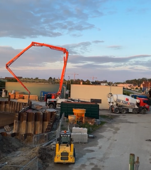 Bild enthält, Person, Worker, Hoodie, Machine, Outdoors