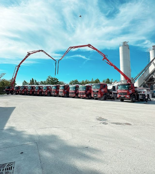Bild enthält, Truck, Vehicle, Urban, Person, Cityscape, Fun, Fire Truck, Bird