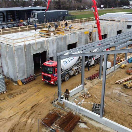 Bild enthält, Person, Car, Transportation, Vehicle, Outdoors, Machine, Wheel, Truck