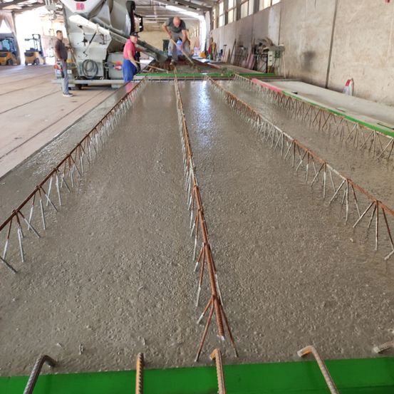 Bild enthält, Handrail, Plywood, Wood, Floor, Person, Construction, Building, Factory, Manufacturing, Flooring