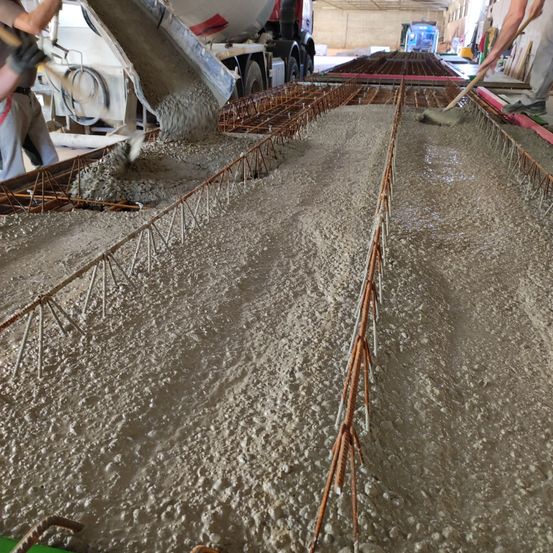 Bild enthält, Construction, Adult, Male, Man, Person, Concrete, Face, Head, Machine, Wheel