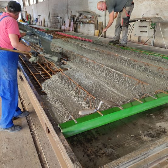 Bild enthält, Factory, Adult, Male, Man, Person, Pants, Construction, Manufacturing, Workshop, Wood