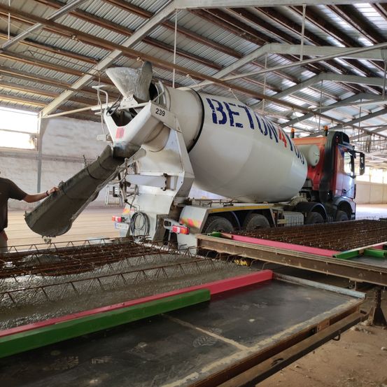 Bild enthält, Factory, Adult, Female, Person, Woman, Manufacturing, Airplane, Machine, Wheel, Workshop