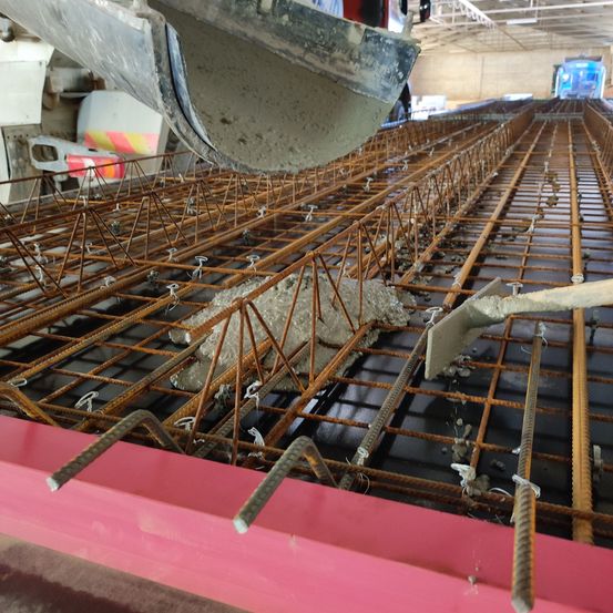 Bild enthält, Wood, Construction, Handrail, Plywood, House, Housing, Staircase, Boat, Vehicle, Train