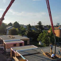 Bild enthält, Construction, Person, Outdoors, Windmill, Construction Crane