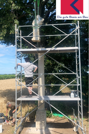 Bild enthält, Construction, Adult, Male, Man, Person, Scaffolding, Bear, Wildlife, Footwear, Shoe