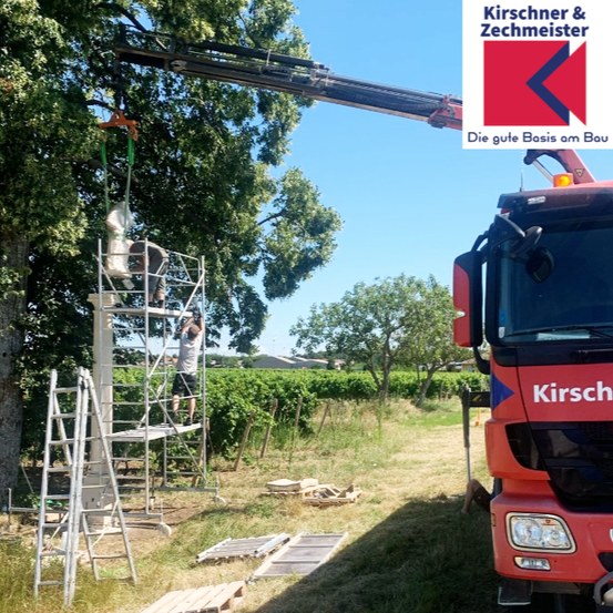 Bild enthält, Construction, Person, Construction Crane, Outdoors, Bus, Transportation, Vehicle, Clothing, Shorts