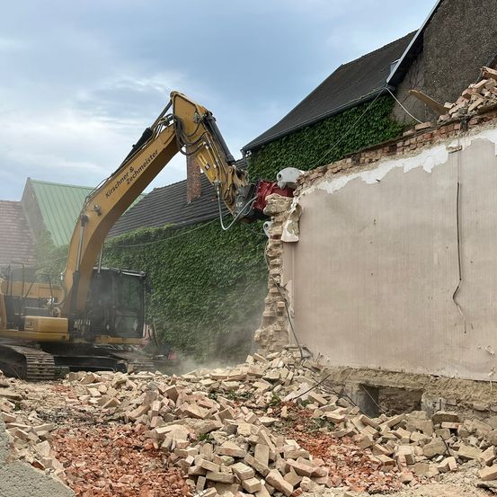 Bild enthält, Demolition, Bulldozer, Machine