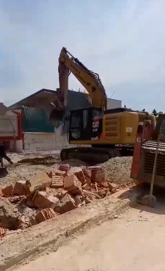 Bild enthält, Demolition, Machine, Head, Person, Box, Package