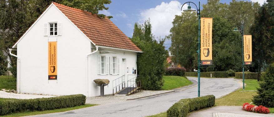Bild enthält, Road, Grass, Neighborhood, Outdoors, Housing, Tarmac, Fir, Tree, Intersection, House