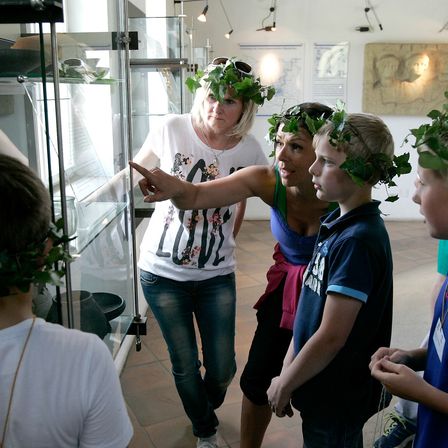 Bild enthält, T-Shirt, Jeans, Adult, Male, Man, Person, Boy, Teen, Female, Woman