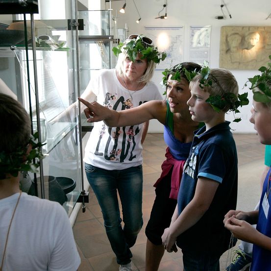 Bild enthält, T-Shirt, Jeans, Adult, Male, Man, Person, Boy, Teen, Female, Woman