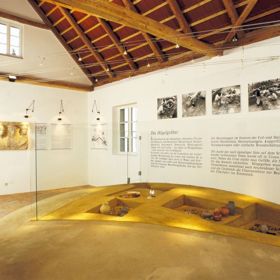 Bild enthält, Architecture, Building, Indoors, Museum, Floor, Flooring, Person, Wood