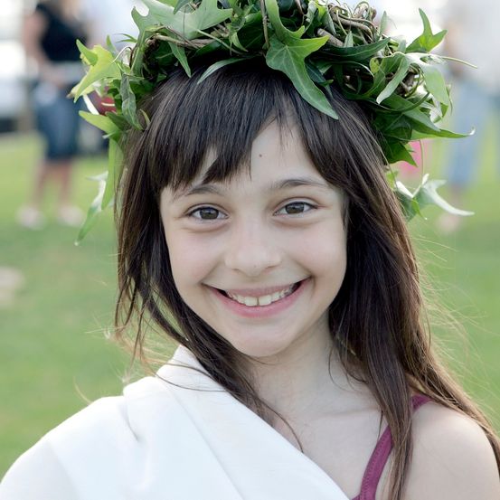 Bild enthält, Face, Head, Person, Smile, Leaf, Photography, Portrait, Grass, Accessories, Flower