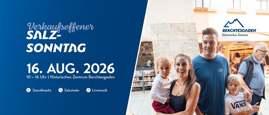 Eine dreiköpfige Familie, ein Mann, eine Frau, die ein Kind hält, und ein Mann, der hinter ihnen steht, lächelt und posiert für ein Foto vor einem Gebäude. Das Bild hat einen blauen Hintergrund mit Text und Logos.