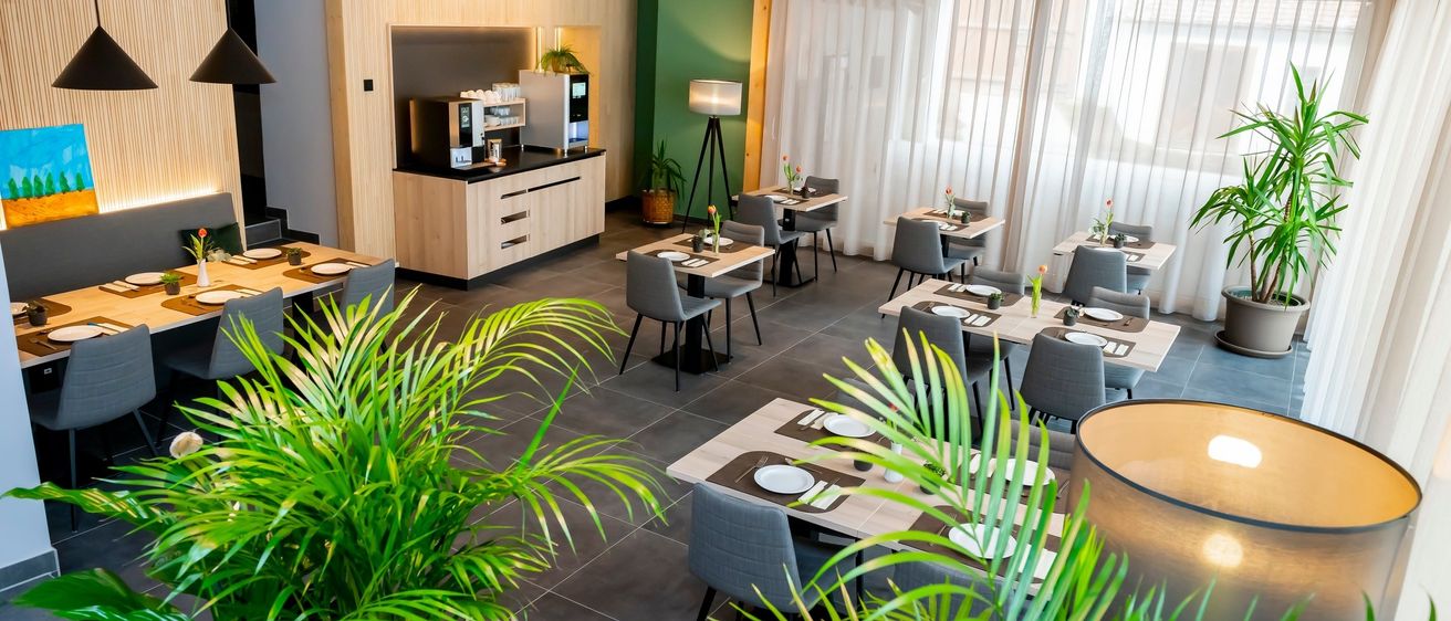 Bild enthält, Indoors, Building, Furniture, Lounge, Plant, Foyer, Monitor, Screen, Chair, Plate