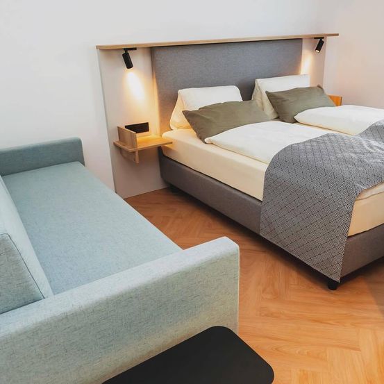 Bild enthält, Furniture, Cushion, Home Decor, Pillow, Bed