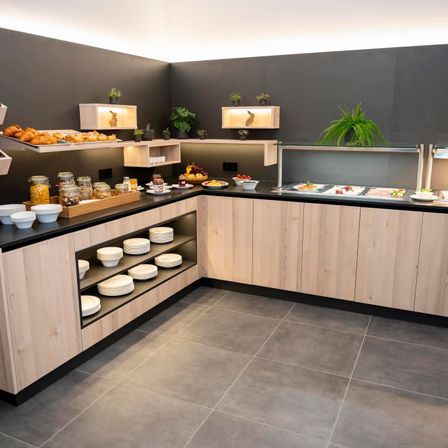 Bild enthält, Shop, Indoors, Interior Design, Sink, Floor, Plant