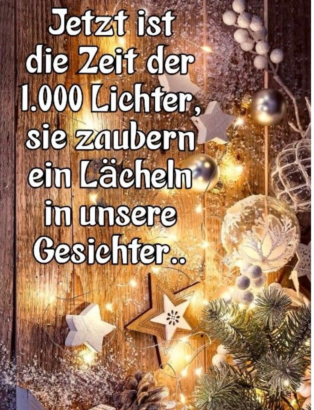 Ein hölzerner Hintergrund mit Weihnachtsdekorationen und Ornamenten. Der Text lautet: 'Die Zeit der 1.000 Lichter, sie zaubern ein Lächeln in unsere Gesichter.'