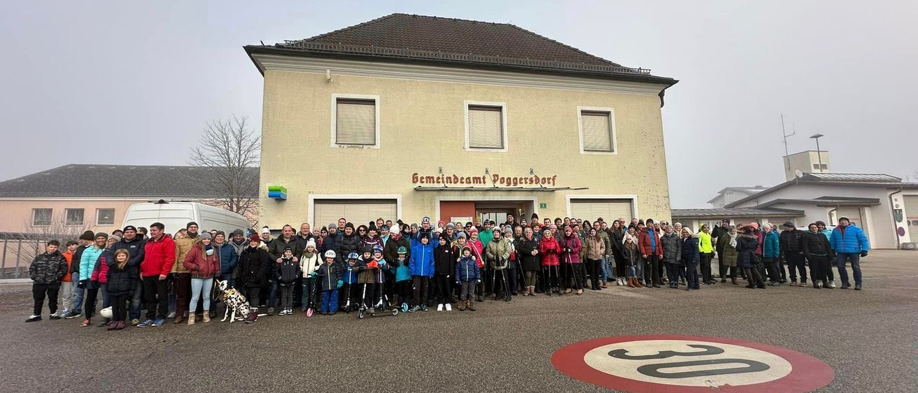 Bild enthält, Shelter, People, Person, College, Shoe, Urban, Housing, Hat