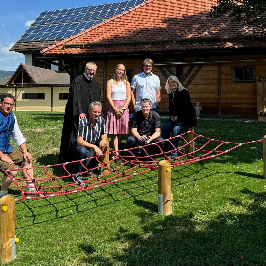 Bild enthält, Grass, Outdoors, Shelter, People, Person, Adult, Male, Man, Female, Woman