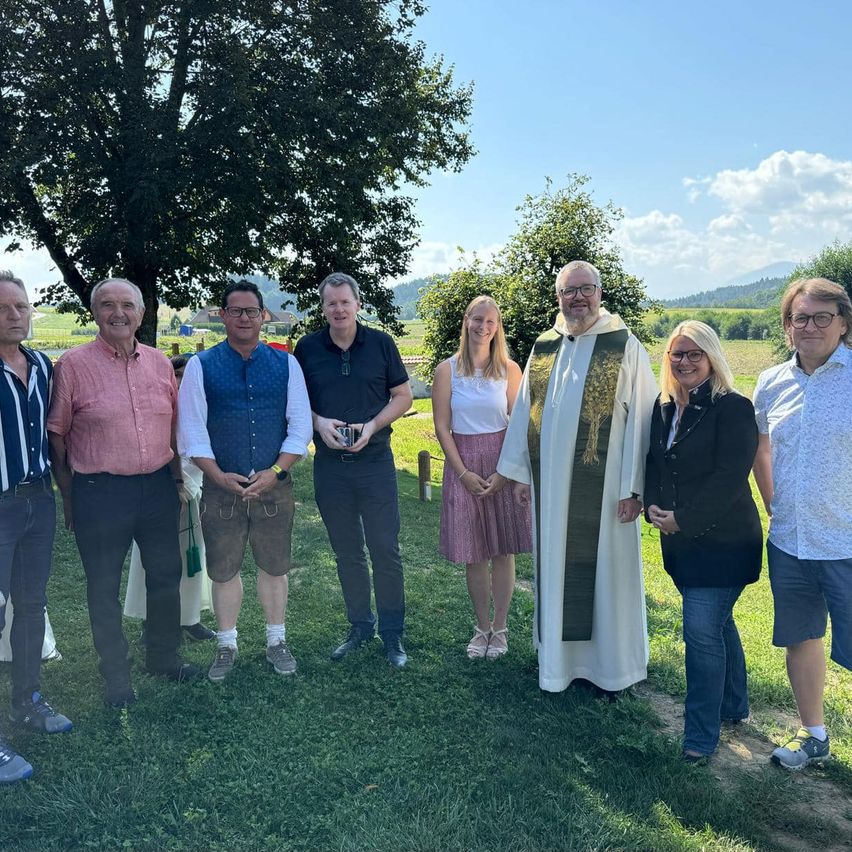 Bild enthält, Groupshot, Person, People, Outdoors, Adult, Male, Man, Female, Woman, Coat