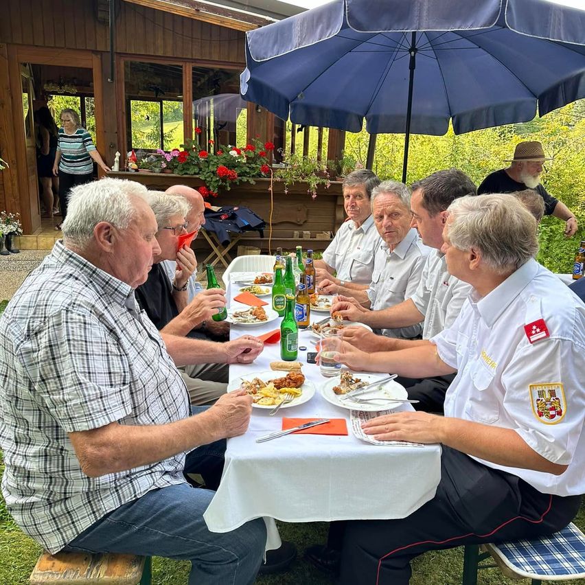 Bild enthält, Dining Table, Table, Lunch, Dining Room, Outdoors, Nature, Adult, Male, Man, Person