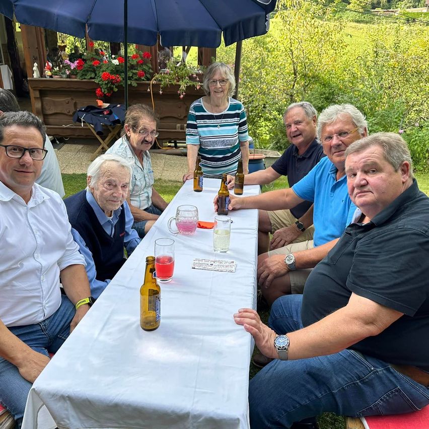 Bild enthält, Adult, Female, Person, Woman, People, Outdoors, Nature, Male, Man, Countryside